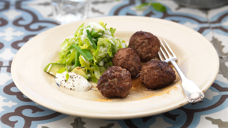 Kødboller med hytteostfyld samt grønsagsris og yoghurt